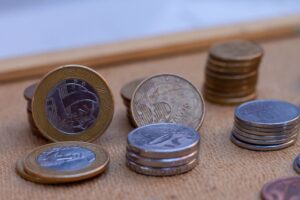 Valiutų keitimo patarimai keliautojams: kaip gauti geriausius kursus ir išvengti mokesčių