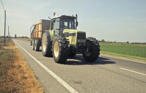 Traktorinės priekabos – kokios būna, kokią pasirinkti?