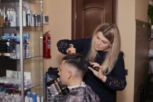 Patarimai kuriant grožio saloną: baldai salonams ir kiti svarbūs aspektai
