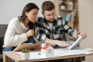 Būsto paskola ar nuoma: Kodėl verta rinktis savo namus?