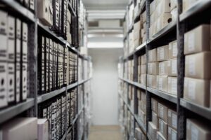 Stelažai biurui: erdvės organizavimas ir efektyvumas